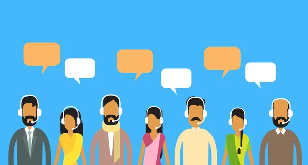 Çağrı merkezi operatörleri takım, Hint adam kadın müşteri destek insanlar grubu sohbet kabarcık Internet iletişim — Stok Vektör