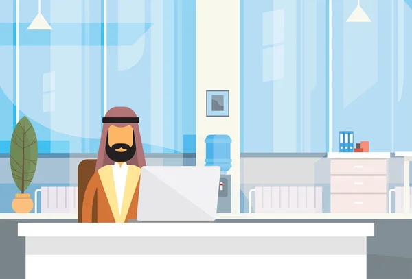 Árabe homem de negócios sentado mesa muçulmano empresário escritório local de trabalho laptop — Vetor de Stock