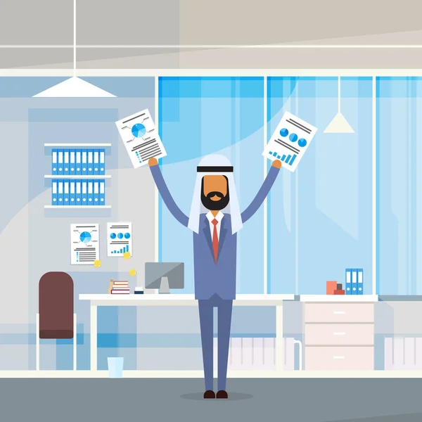 Arabské obchodní muž drží ruce zvednuté ruce, papírové dokumenty, muslimský byznysmen moderní kancelář — Stockový vektor