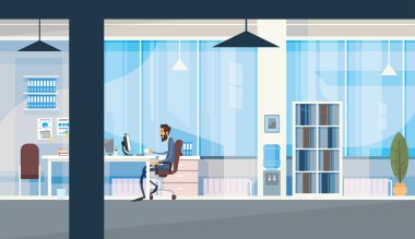 Bilgisayar çalışma masa oturarak iş adamı