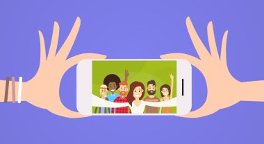 İnsanlar akıllı cep telefonu Selfie fotoğraf çekme grubu