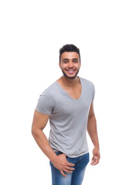 Casual adam mutlu gülümseme genç yakışıklı adam