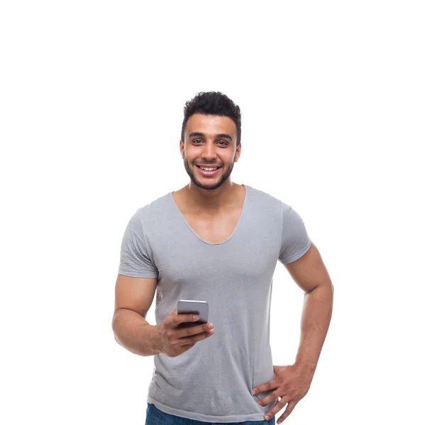 Hombre casual usando la sonrisa del teléfono inteligente celular —  Fotos de Stock