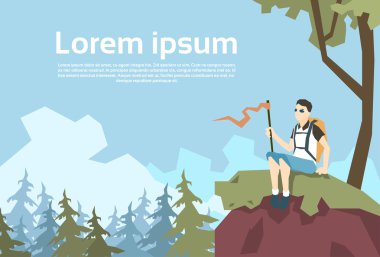 Gezgin oturup sırt çantası doğa dağ arka plan ile Hill uzun yürüyüşe çıkan kimse