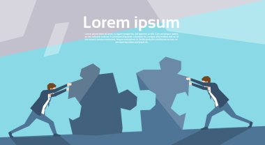 İş adamı grubu itme Puzzle parçaları ekip çalışması kavramı