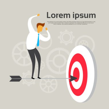 İş adamı kürsüye Aroow hedef başarı kavramı içinde