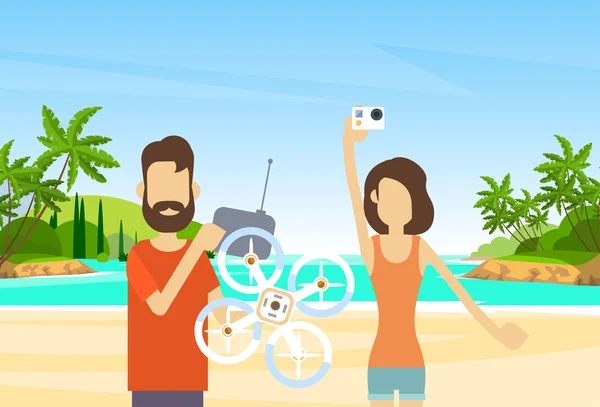 Пара на берегу держать камеру дрона воздуха квадрокоптер видео-блог поток — стоковый вектор