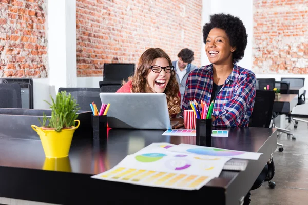 Folk skrattar sittande office desk laptop kolleger kul skämt — Stockfoto