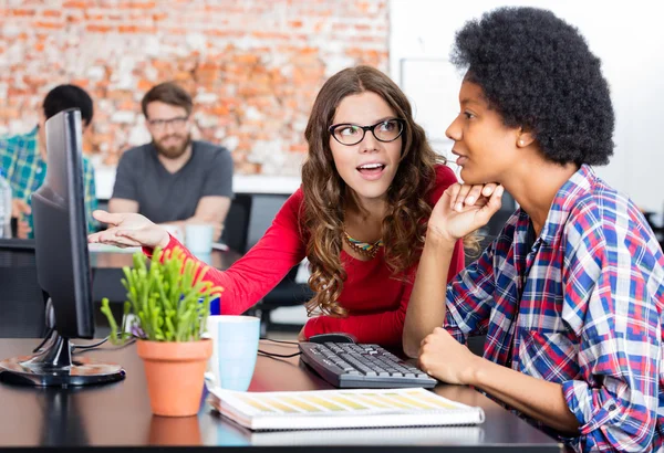 Dos colegas mujer hablando discutiendo sentado escritorio de la oficina — Foto de Stock