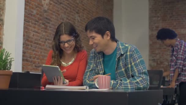 Menschen, die Tablet-Computer benutzen, arbeiten am Schreibtisch und diskutieren — Stockvideo