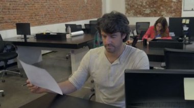 İspanyol adam çalışan insanlar ofis çeşitli mix yarış grubu iş adamları