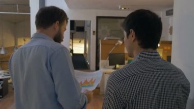 Arka görüş iki adam iş adamları meslektaşları tartışırken ofis yürüyüş