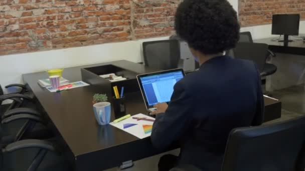 Mujer de negocios afroamericana escribiendo usando computadoras portátiles empresarios — Vídeos de Stock