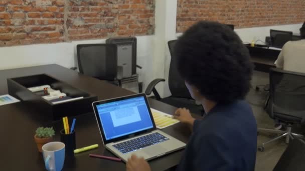 African American Business vrouw typen met behulp van laptop computer communiceren met Aziatische man — Stockvideo