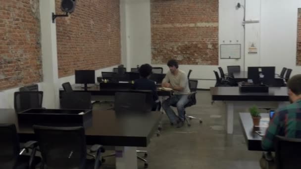 L'homme arrive pour le travail sur vélo personnes bureau diverse mix race group 