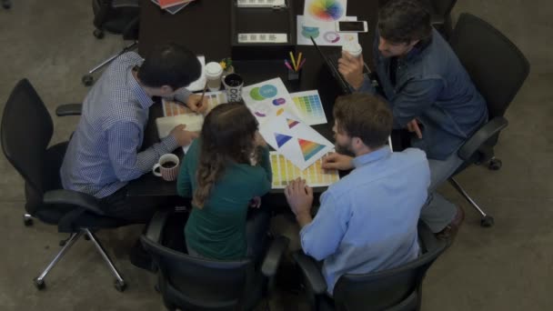 Top vue réunion gens d'affaires table bureau diverse mix race group 