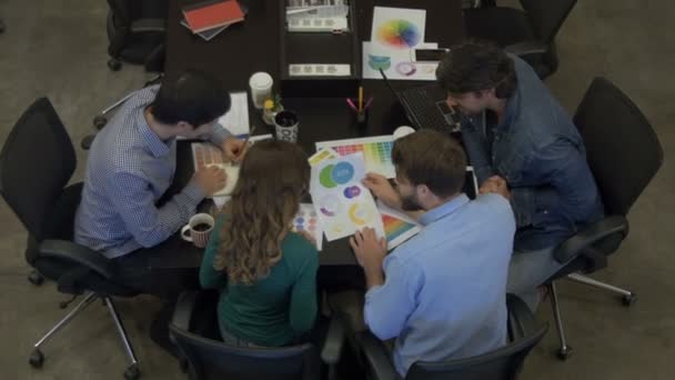 Top vue réunion gens d'affaires applaudissent mains ensemble table assise bureau 