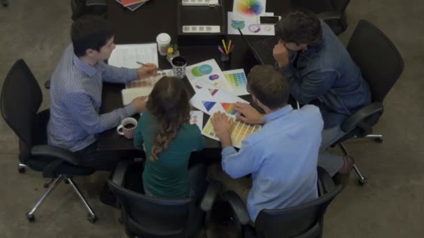 Top vue réunion gens d'affaires table bureau diverse mix race group 