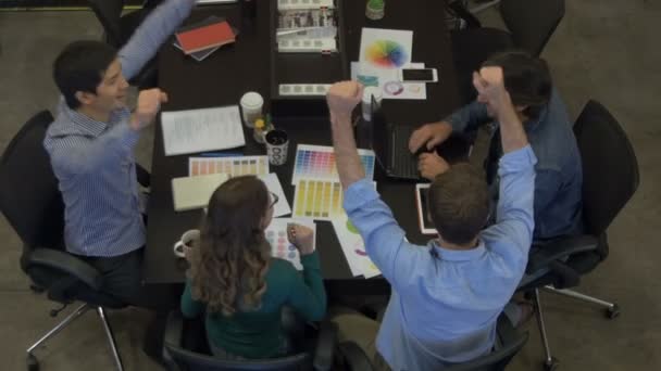 Top vue réunion gens d'affaires table bureau diverse mix race group 