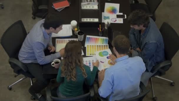 Réunion avec vue du dessus gens d'affaires assis table bureau diverse mix race group 