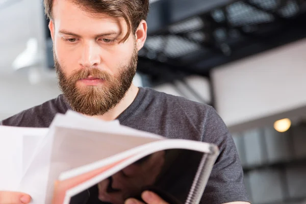 Casual barbudo hombre de negocios leyendo documento —  Fotos de Stock