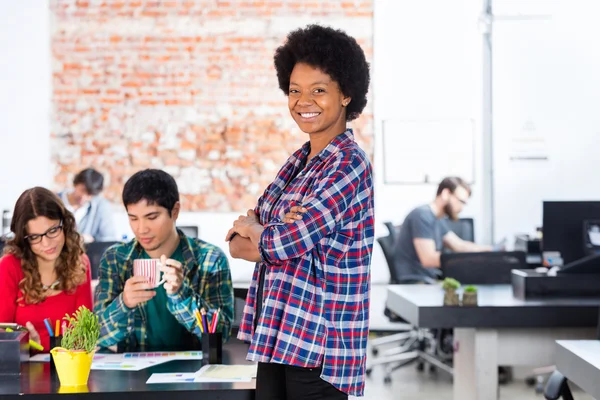 Mujer afroamericana sonrisa gente de negocios colegas trabajando — Foto de Stock