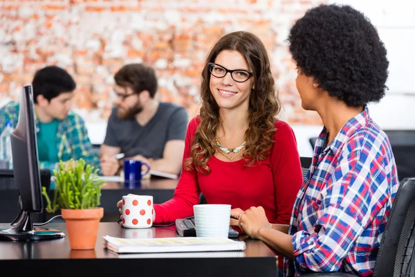 Dos mujeres sentadas escritorio de la oficina computadora, negocio — Foto de Stock