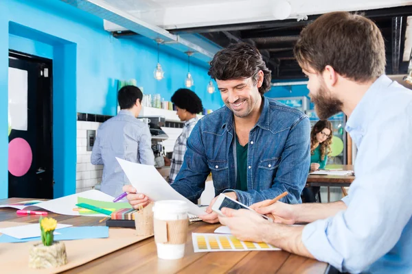 Hombre leyendo documento gente de negocios colegas trabajando — Foto de Stock