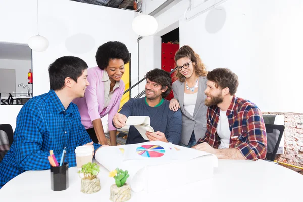 Pessoas escritório diversificada mistura raça grupo empresários designers — Fotografia de Stock