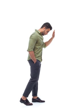 Gündelik adam stres duvara aşağı bakarak el üzgün, işadamı depresyon düşünme