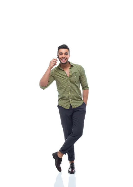 Casual uomo d'affari felice sorriso giovane bel ragazzo cellulare smart phone parlare — Foto Stock