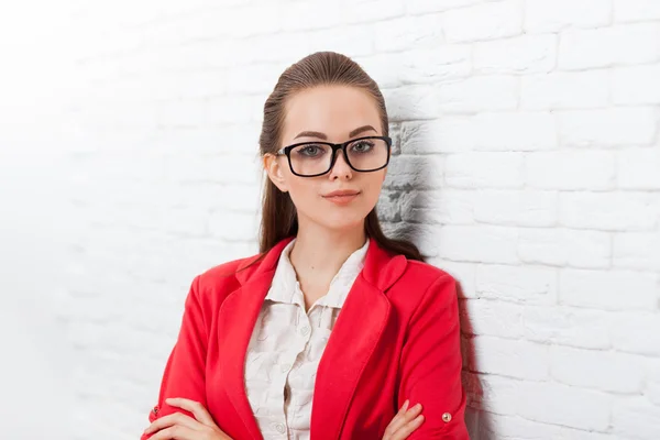 Kobieta interesu poważne złożone ręce nosić okulary czerwona kurtka — Zdjęcie stockowe