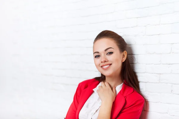 Femme d'affaires souriant visage porter veste rouge — Photo