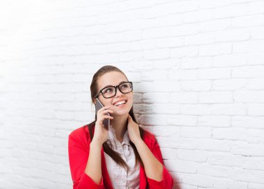 İş kadını mutlu gülümseme cep telefonu arama sorunu mobil konuşurken kırmızı ceket gözlük giymek kopyalama alanı kadar bak