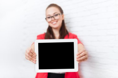 İş kadını göster tablet bilgisayar ekranı boş kopya alanı aşınma kırmızı ceket gözlük mutlu gülümseme ile