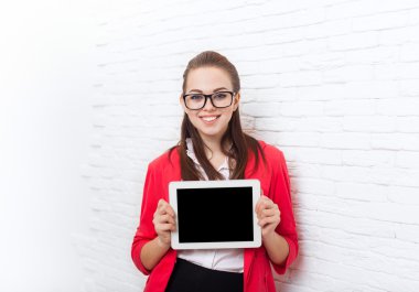 İş kadını göster tablet bilgisayar ekranı boş kopya alanı aşınma kırmızı ceket gözlük mutlu gülümseme ile