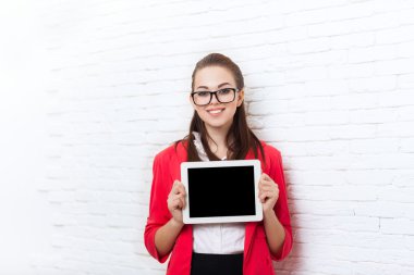 İş kadını göster tablet bilgisayar ekranı boş kopya alanı aşınma kırmızı ceket gözlük mutlu gülümseme ile