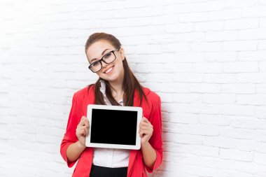 İş kadını göster tablet bilgisayar ekranı boş kopya alanı aşınma kırmızı ceket gözlük mutlu gülümseme ile