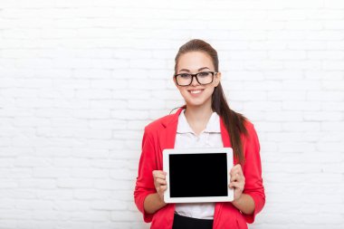 İş kadını göster tablet bilgisayar ekranı boş kopya alanı aşınma kırmızı ceket gözlük mutlu gülümseme ile