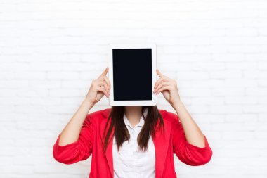 İş kadını göster tablet bilgisayar ekranı boş kopya alanı aşınma kırmızı ceket gözlük mutlu gülümseme ile