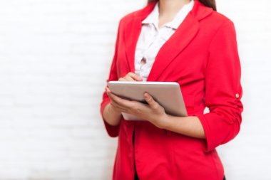 Kadın kullanım tablet bilgisayar aşınma kırmızı ceket