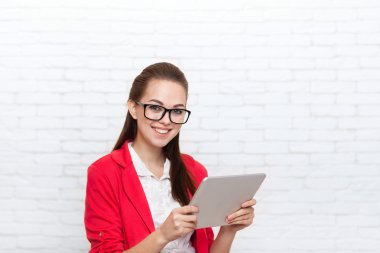 İşkadını kullanın kırmızı ceket gözlük mutlu gülümseme tablet bilgisayar giyim