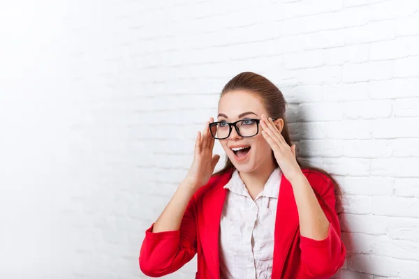 Geschäftsfrau aufgeregt trägt rote Jacke Brille glücklich lächelnd — Stockfoto