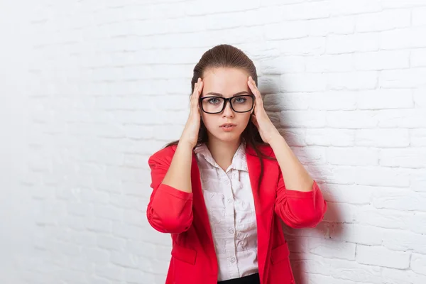 Zakenvrouw houden handen op tempels hoofd, pijn, depressieve slijtage rode jas bril gestrest — Stockfoto