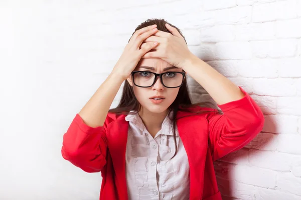 Empresaria cogida de la mano en la cabeza, dolor, dolor deprimido usar gafas de chaqueta roja estresado — Foto de Stock