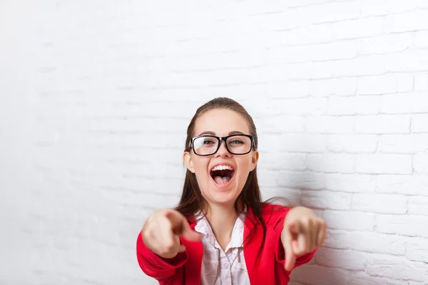 Affärskvinna glad upphetsad skrattande pekar finger åt du bära röd jacka glasögon leende — Stockfoto