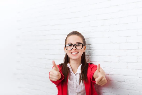 Geschäftsfrau glücklich Daumen hoch Geste tragen rote Jacke Brille Lächeln — Stockfoto