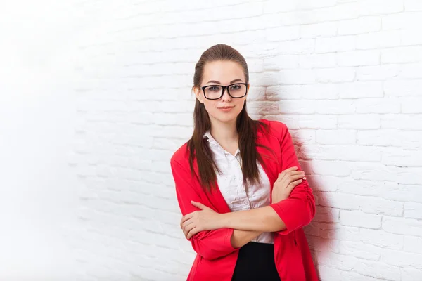 Mujer de negocios sonrisa doblado manos usar gafas chaqueta roja —  Fotos de Stock