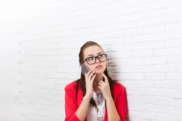 Geschäftsfrau seriösen Handyanruf tragen rote Jacke Brille sprechen auf Mobiltelefon Blick nach oben, um Raum zu kopieren — Stockfoto