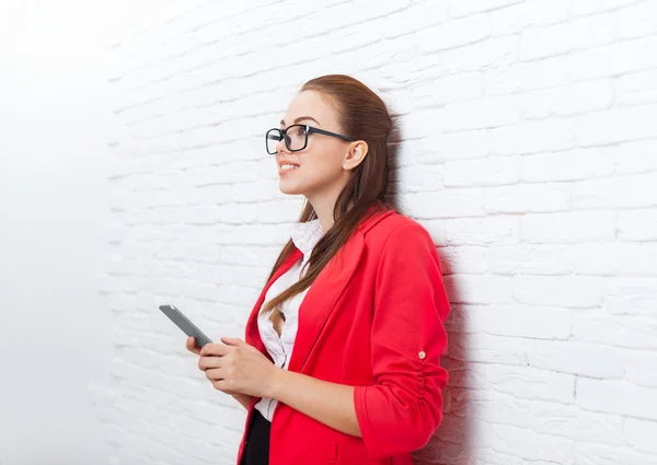 Businesswoman używać komórka inteligentny telefon patrzeć do kopiować przestrzeń nosić czerwony kurtka okulary szczęśliwy uśmiech — Zdjęcie stockowe